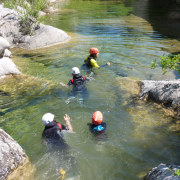 Quelle joie de se baigner dans l'eau claire de la rivière