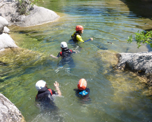 Quelle joie de se baigner dans l'eau claire de la rivière